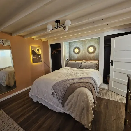 Eclectic Artist Flat: Great midpoint between Seattle, Tacoma, and National Parks