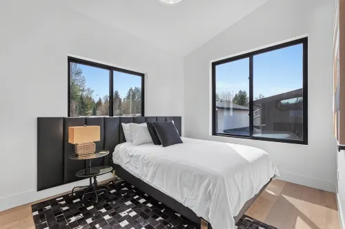 Luxury 4BR w/hot tub - Walk to lake & shops! - 4-Star
