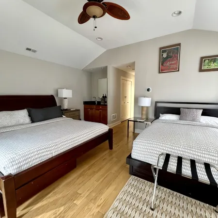 3-Levels.11Beds.Sleeps 20. 10Min Walk to Train. Rooftop+Spa Bath+Garage.