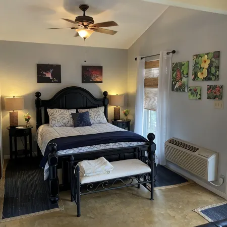 Cozy Cottage with Private pool, Private Hot Tub and Internet