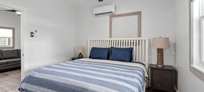 Dogs Welcome! Cute space, fresh out of entire renovation! Steps to beach! Hotels in Vilano Beach