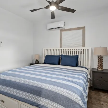 Dogs Welcome! Cute space, fresh out of entire renovation! Steps to beach!