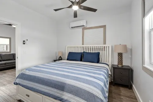 Dogs Welcome! Cute space, fresh out of entire renovation! Steps to beach! - Wifi