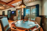 XL Modern Mtn Retreat! Mtn Views GameRm, 6 Rooms, Firepit, Close to Dwtn Hot Tub - Gym