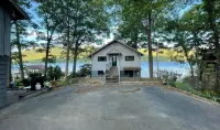 4 Bedroom Water Front Home on Exclusive Cleverdale - 2성급