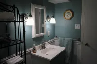 Cottage near Pittsburgh - Pet Friendly, No Pet/Cleaning Fees, Secluded & Quiet - balcony