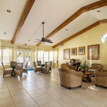 Precious Condo, 3 Blocks to Beach.. Happy Place!