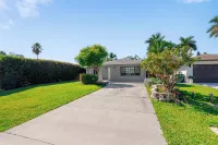 Stylish & Bright 3-Bedroom Home with Backyard, Bikes & Pool by Esthetic Stays - 4つ星
