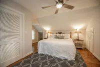 Steps from downtown Brevard you can enjoy BB's Camp House - 4つ星