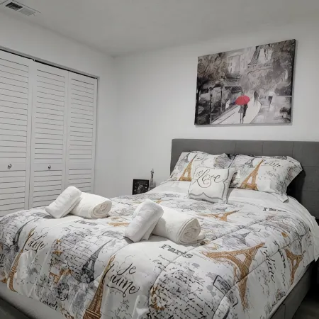 Bright-Lovely 2 Bed 1 Bath,15 Minutes From Beach