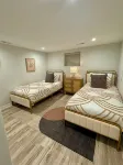 Space&style New rehab, first flr + bsmt of duplex, driveway prkng, walk to train - 3 stjerner