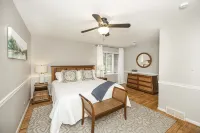 Two blocks from Downtown Brevard! Beautiful home with game area! - 4つ星