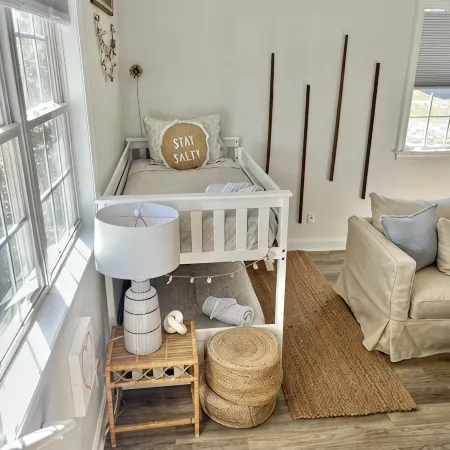 The Oceans Oyster-Hot tub, 5 min to beach, Pets, Sleeps 10 , Sound Views!!