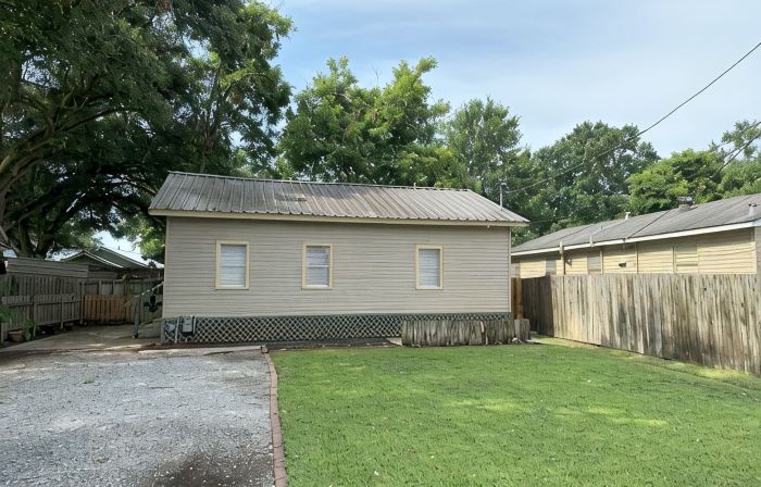 Chez le Fleur: A Cozy 2 Bedroom Home with Patio, Fenced Yard & Wi-Fi Min to I-10