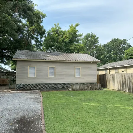 Chez le Fleur: A Cozy 2 Bedroom Home with Patio, Fenced Yard & Wi-Fi Min to I-10