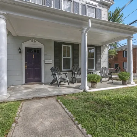 Corner House - Cozy Five Star 2 Bedroom Suite. Downtown and Stadium. Parking!
