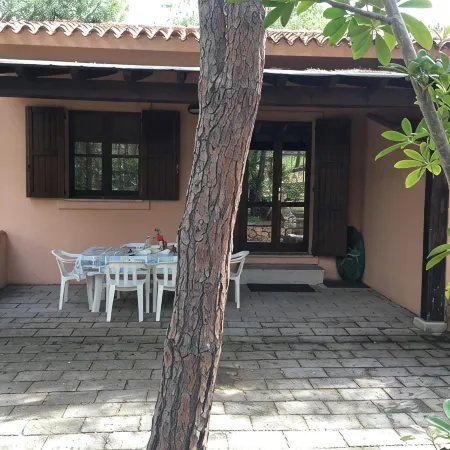 Terraced house in the shade of pine trees 500 meters from the beach.