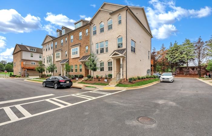 Modern 2Br Townhome  King Beds Near Mall GA