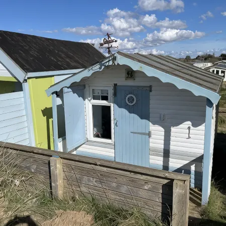 Cosy, traditional Norfolk cottage with option to book beach hut (seasonal)