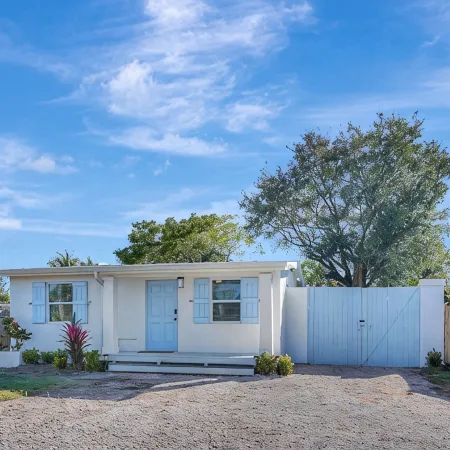 Near DownTown & Napes Beach! Cottage House 2QueenBeds Fenced Back Yard with deck