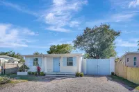Near DownTown & Napes Beach! Cottage House 2QueenBeds Fenced Back Yard with deck - Jacuzzi