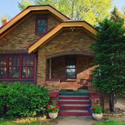 Cozy N Clean Brick Bungalow Dundee-  Best Porch Swing in the metro! - Homestays