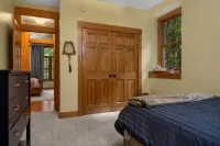 Captain's Chalet: 3,400 sq ft w/ Beach & Pool Pass, Game Rm, Hot Tub, & Firepit - Pools