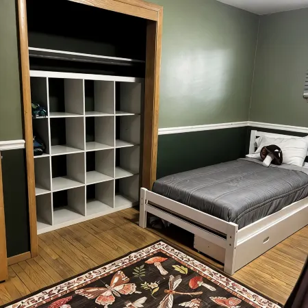 Family fun House - large fenced in backyard, Theater, Bean bag Lounge Hotels in Appleton