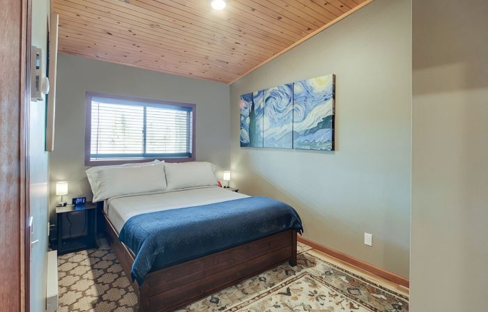 The 4th Overlook Seeps 4, In-between Crystal Mountain and Traverse City! WI-FI