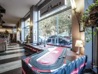 Admiral Hotel Hotels near Allianz Tower