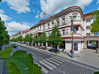 15th Avenue Hotels near Lukiskes Square
