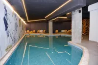 Persey Flora Apartments - Pool