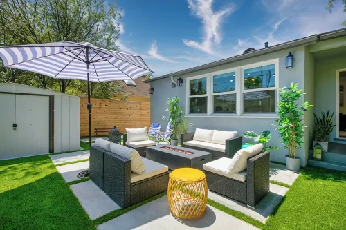 Stunning Venice Hideaway with Private Deck & Yard! Minutes to everything! - 4-Star