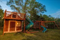 Charlevoix Family Home ~  in Town Home, Newly Renovated, Fire Pit, Hot Tub!!! - WiFi