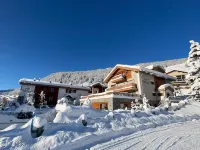 Hotelino Petit Chalet - parking