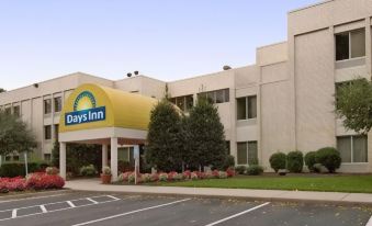 Days Inn by Wyndham Newport News City Center Oyster Point