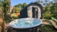 Emlyn's Coppice - Luxury Woodland Glamping Hotels in Holywell