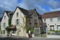 Logis Hôtel & Restaurant Relais de la Mothe Hôtels à : Tournon-Saint-Pierre