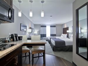 Home Inn & Suites Regina Airport