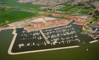 Roompot Hotel Marinapark Volendam