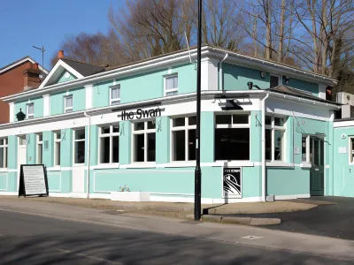 The Swan Inn Hotel dekat Shackleton Accommodation