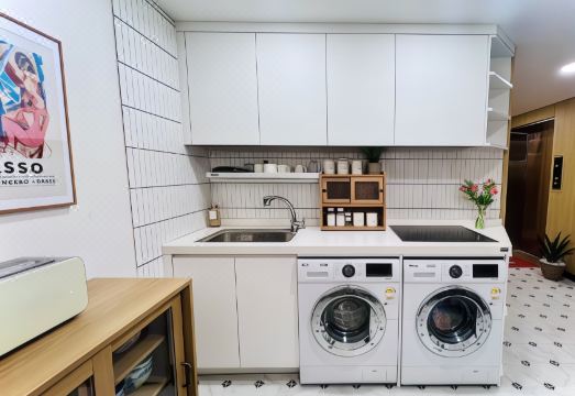 명동 거리 전경과 숙소 위치 표시