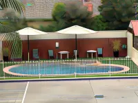 Courtyard Motor Inn - piscina