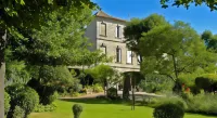 Château d'Arpaillargues Hôtels à : Saint-Quentin-la-Poterie