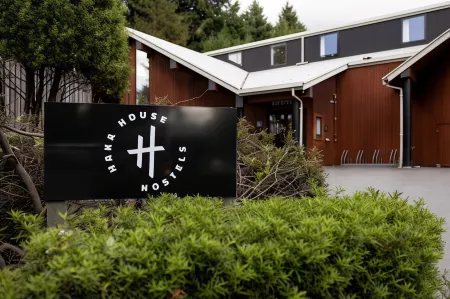 Haka House Queenstown Lakefront Отели рядом с достопримечательностью «Бобс Пик»