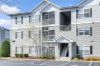 Community Pool & Private Balcony: Chic Lewes Gem - 3 estrellas