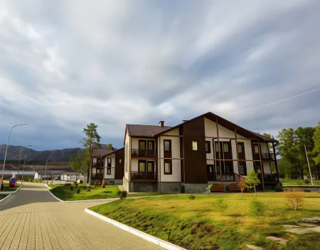 Manzherok Vsesezonniy Kurort Отели рядом с достопримечательностью «Дом Перевертыш»