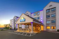 Days Inn & Suites by Wyndham Kansas City South Hotel berhampiran Our Lady of Perpetual Help Parish