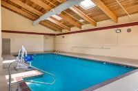 Quality Inn & Suites Lawrence - University Area - مسبح