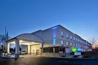 Holiday Inn Express Cleveland Airport - Brook Park Отели в г. Брук Парк